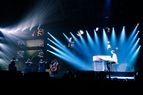 金發(fā)紅衣驚艷亮相，張藝興《大航海2》演唱會燃爆舞臺